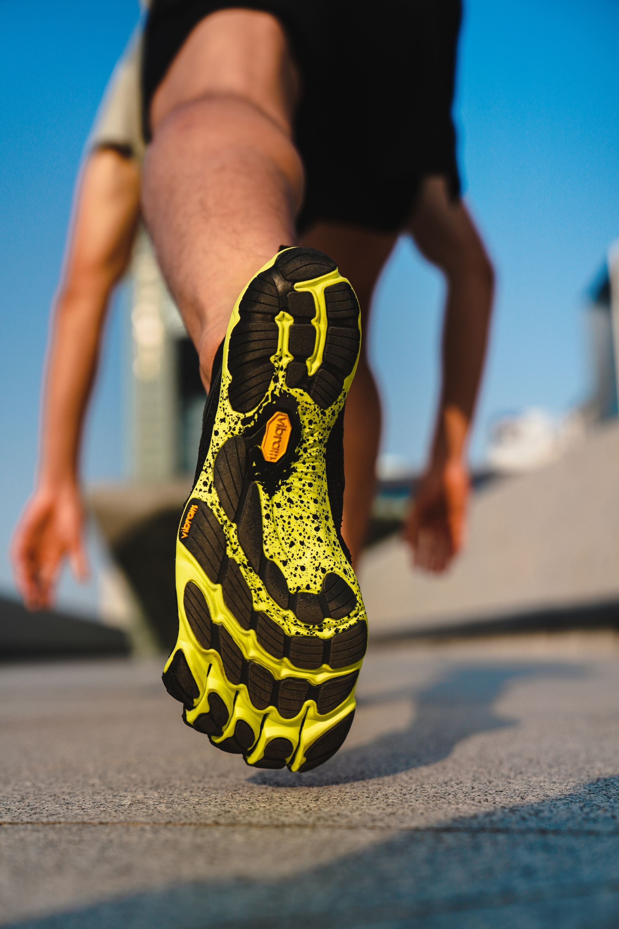 V-RUN Mens Black Yellow